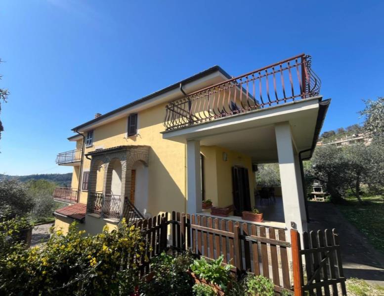 casa indipendente in vendita a Castelnuovo di Porto