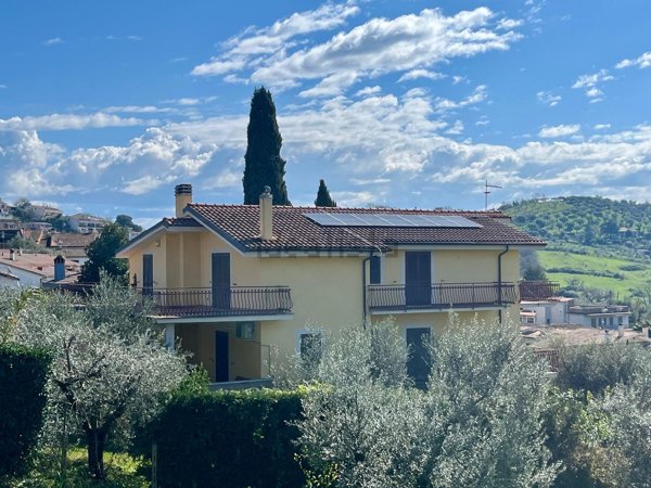 casa indipendente in vendita a Castelnuovo di Porto