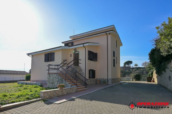 casa indipendente in vendita a Castelnuovo di Porto