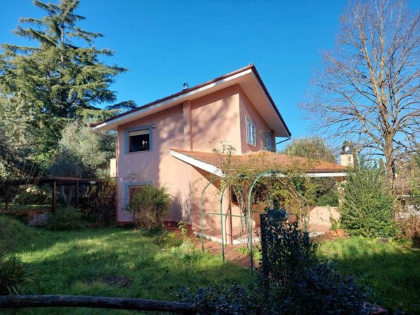 casa indipendente in vendita a Castelnuovo di Porto