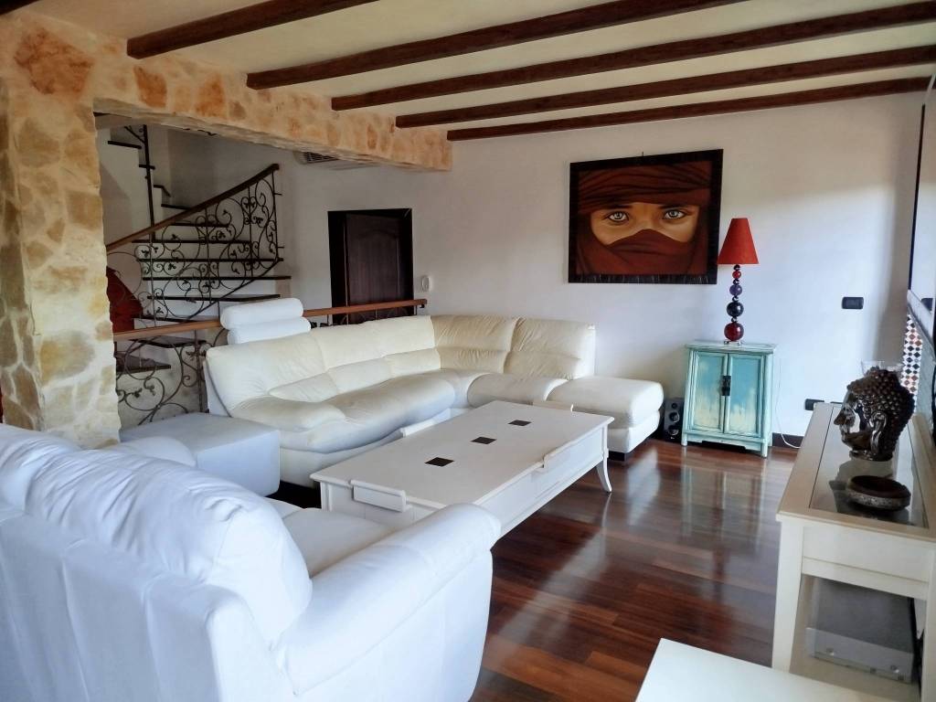 casa indipendente in vendita a Castelnuovo di Porto