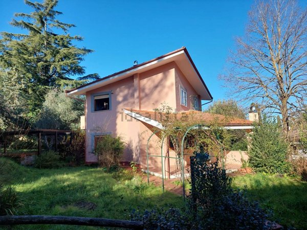 casa indipendente in vendita a Castelnuovo di Porto