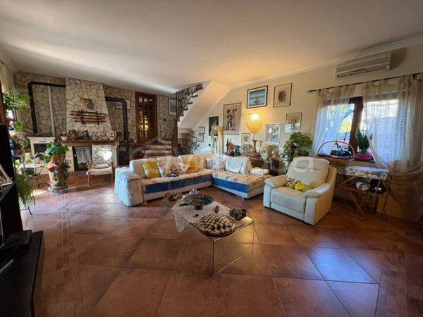 casa indipendente in vendita a Castelnuovo di Porto