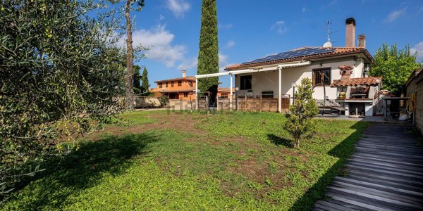 casa indipendente in vendita a Castelnuovo di Porto