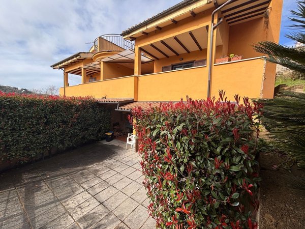 casa indipendente in vendita a Castelnuovo di Porto