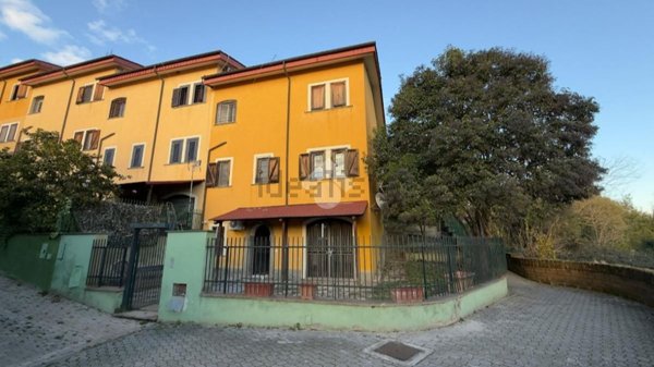 casa indipendente in vendita a Castelnuovo di Porto