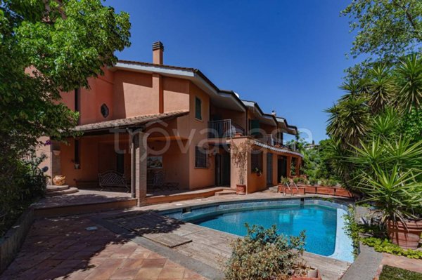 casa indipendente in vendita a Castelnuovo di Porto
