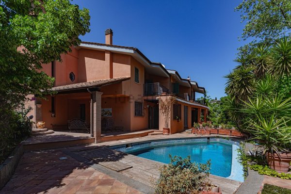 casa indipendente in vendita a Castelnuovo di Porto