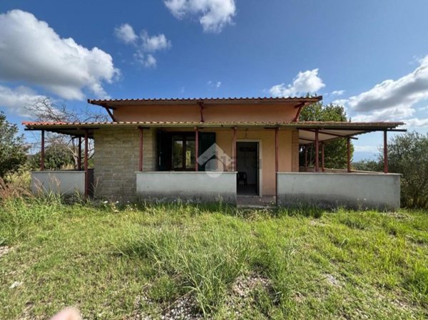 casa indipendente in vendita a Castelnuovo di Porto