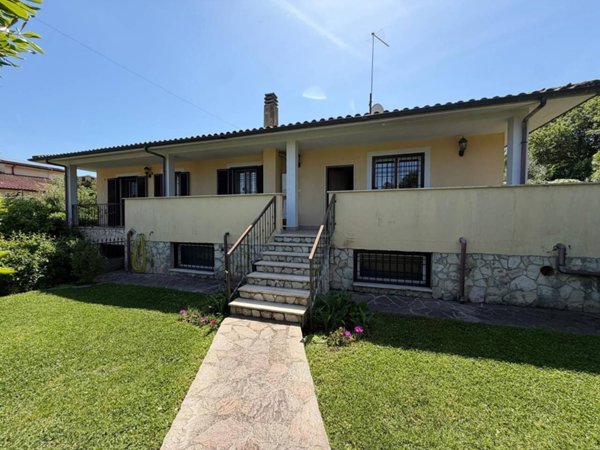 casa indipendente in vendita a Castelnuovo di Porto