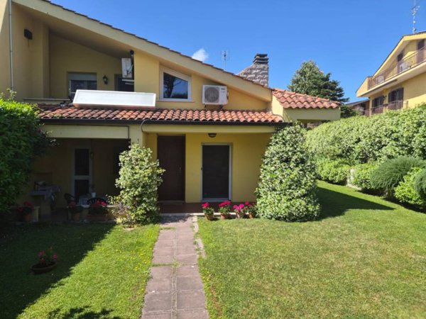 casa indipendente in vendita a Castelnuovo di Porto