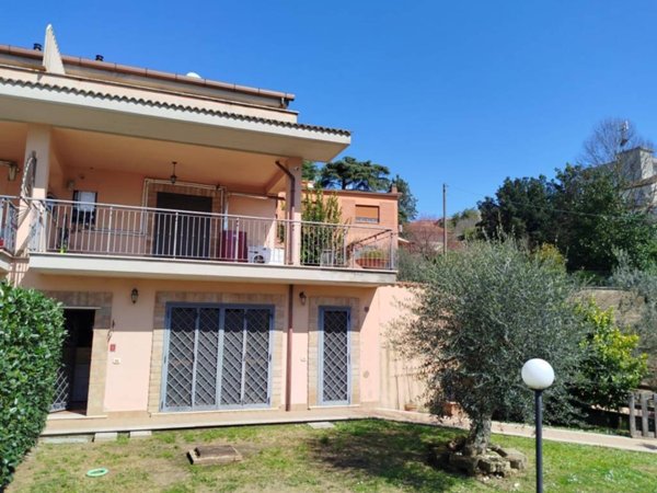casa indipendente in vendita a Castelnuovo di Porto