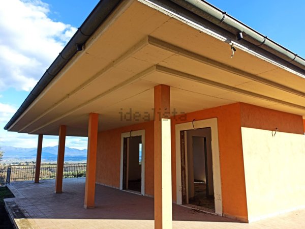 casa indipendente in vendita a Castelnuovo di Porto