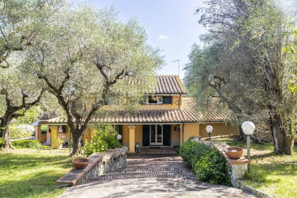 casa indipendente in vendita a Castelnuovo di Porto