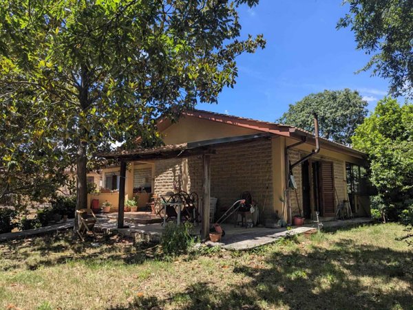 casa indipendente in vendita a Castelnuovo di Porto