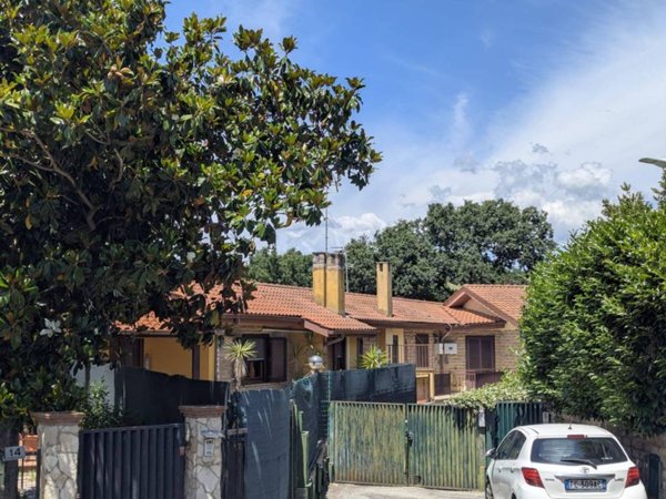 casa indipendente in vendita a Castelnuovo di Porto