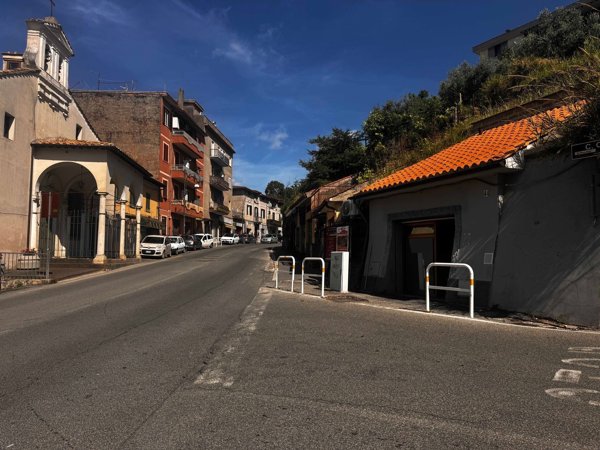 locale commerciale in vendita a Castelnuovo di Porto in zona Montelungo