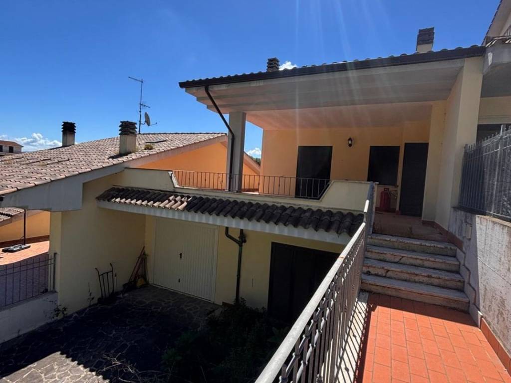 casa indipendente in vendita a Castelnuovo di Porto