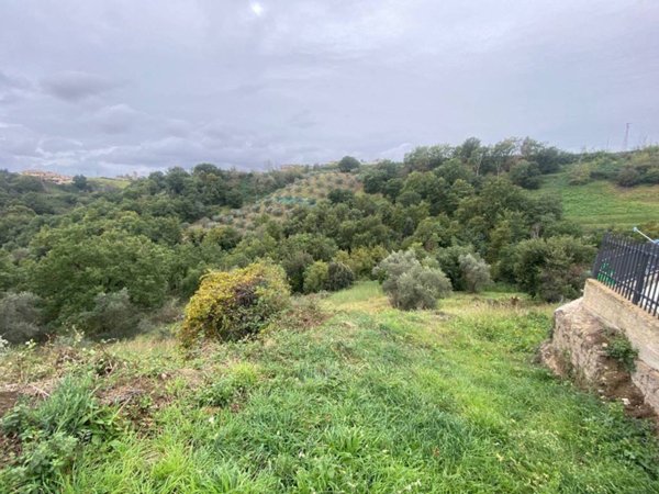 terreno edificabile in vendita a Castelnuovo di Porto