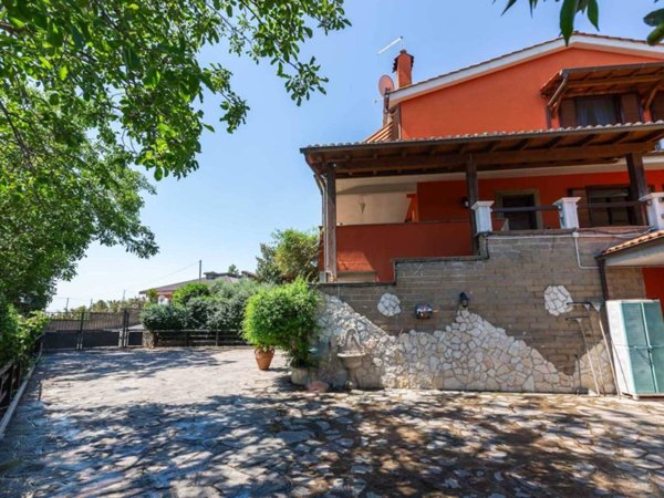 casa indipendente in vendita a Castelnuovo di Porto