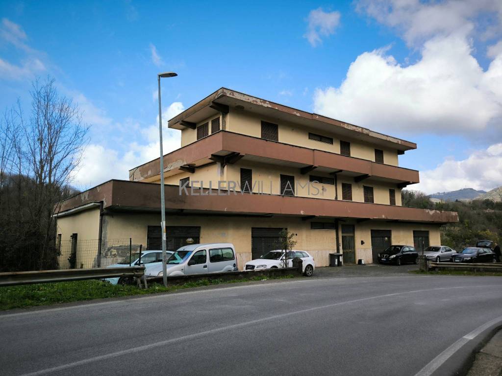 negozio in vendita a Cave