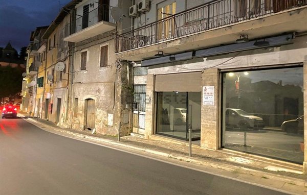 locale commerciale in vendita a Cave