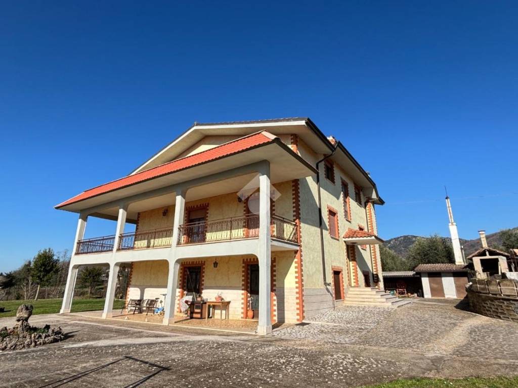 casa indipendente in vendita a Cave