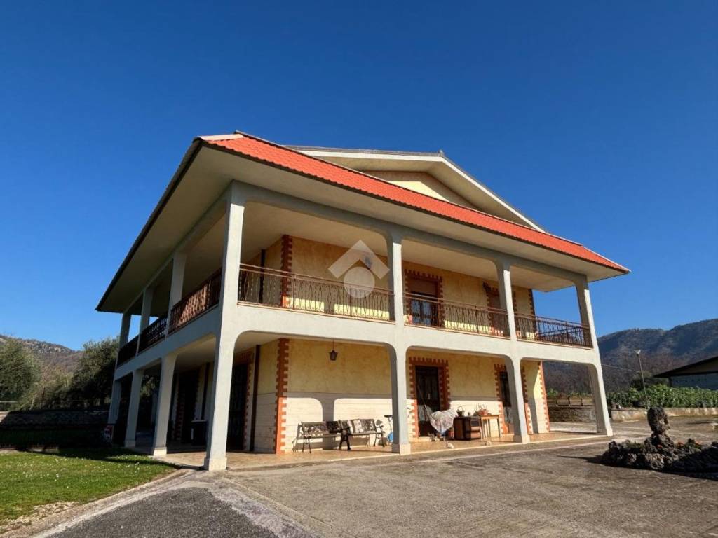 casa indipendente in vendita a Cave