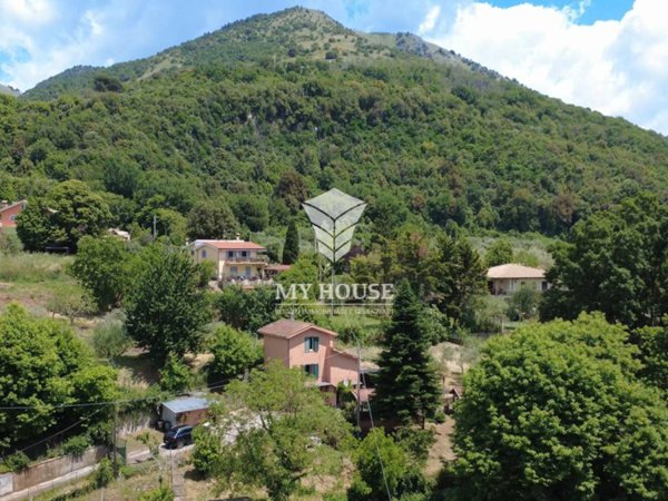casa indipendente in vendita a Cave