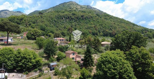casa indipendente in vendita a Cave