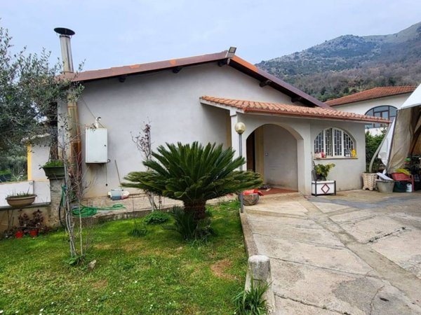 casa indipendente in vendita a Cave