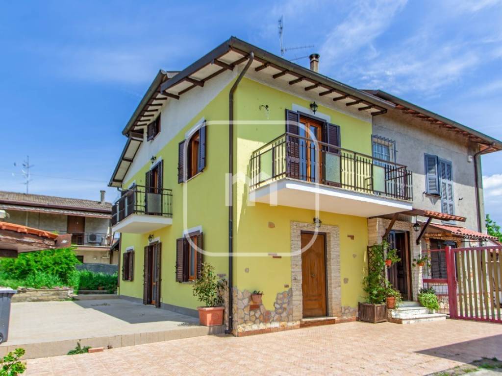 casa indipendente in vendita a Cave