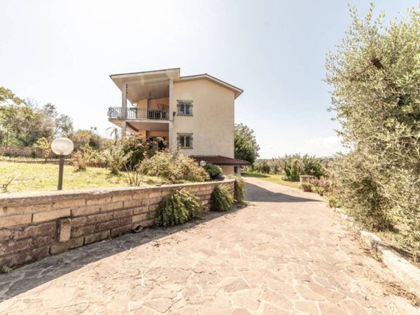 casa indipendente in vendita a Cave