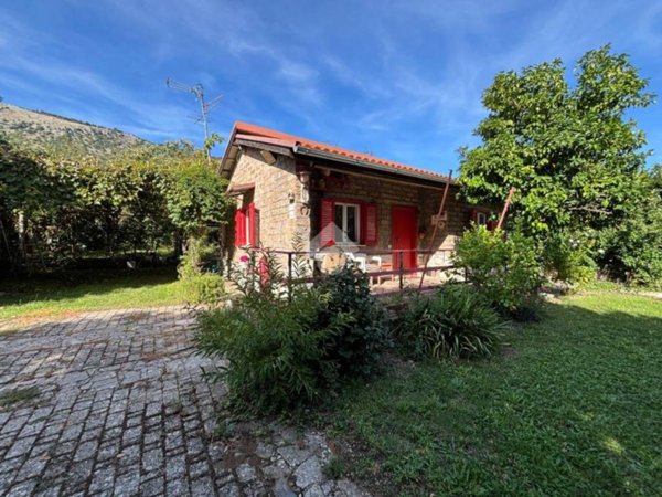 casa indipendente in vendita a Cave