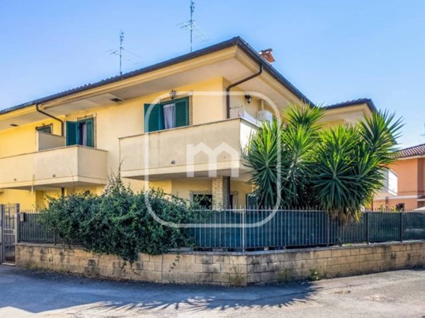 casa indipendente in vendita a Cave