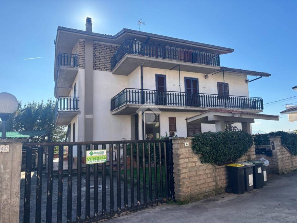 casa indipendente in vendita a Cave