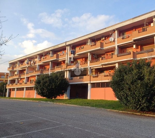 locale commerciale in vendita a Cave