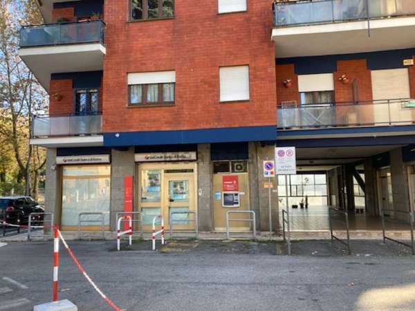 locale commerciale in vendita a Cave