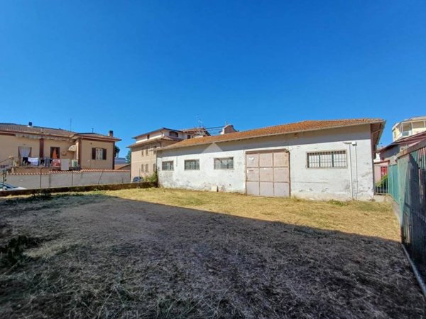 locale commerciale in vendita a Cave