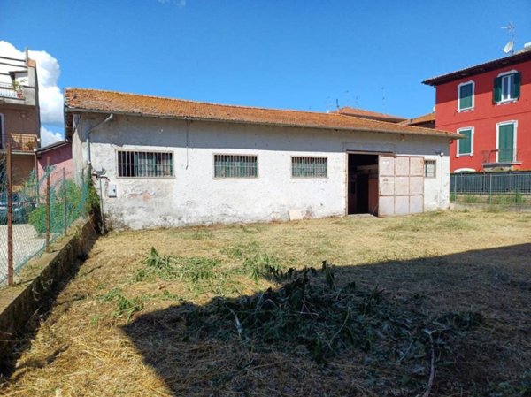 locale commerciale in vendita a Cave