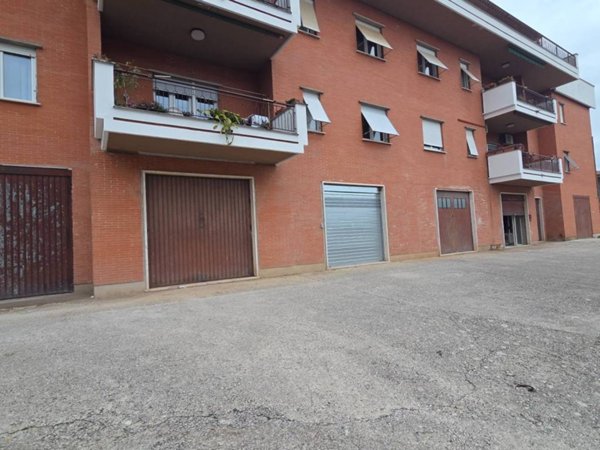 locale commerciale in vendita a Cave