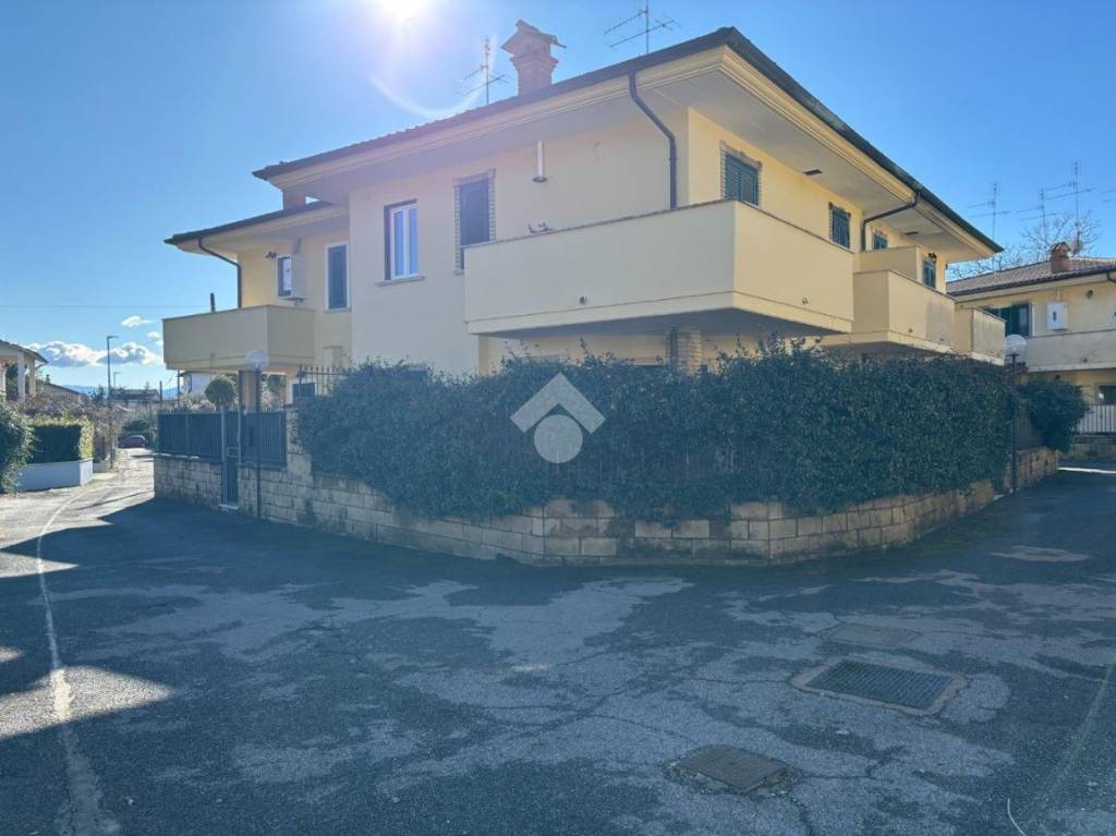 casa indipendente in vendita a Cave