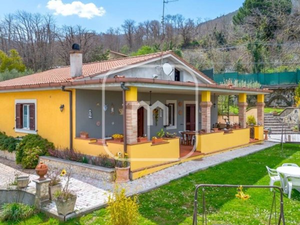 casa indipendente in vendita a Cave