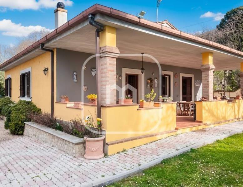 casa indipendente in vendita a Cave