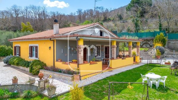 casa indipendente in vendita a Cave