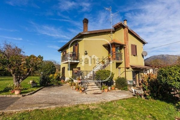 casa indipendente in vendita a Cave