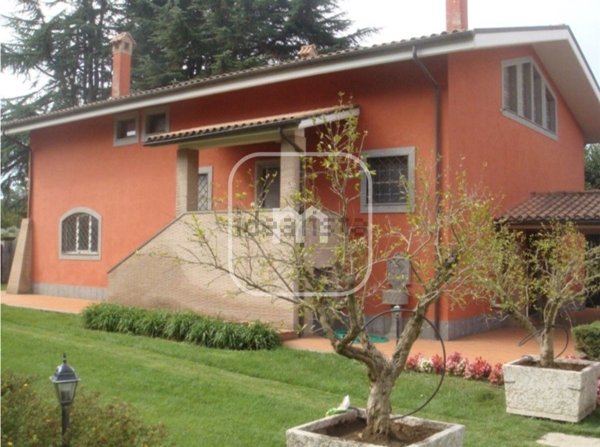 esavano in vendita a Cave