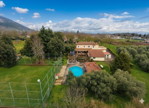 casa indipendente in vendita a Cave