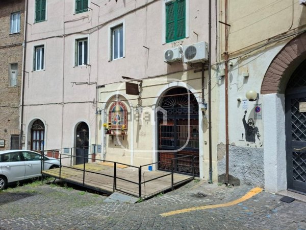 locale commerciale in vendita a Cave