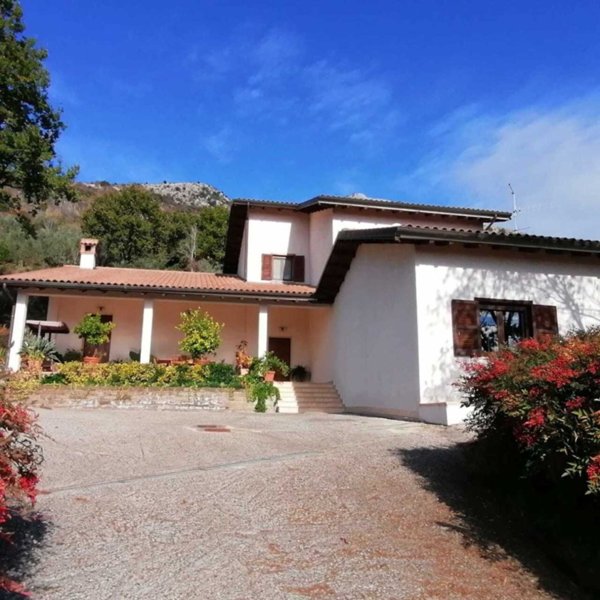 casa indipendente in vendita a Cave